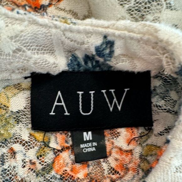 Lace blouse with ruffles size medium - Picture 7 of 7